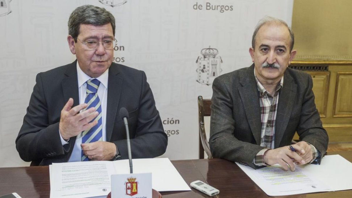 Rico (i) e Ibáñez (d) hicieron balance de las actuaciones del área de asesoramiento urbanístico del Sajuma en 2017-S. O.