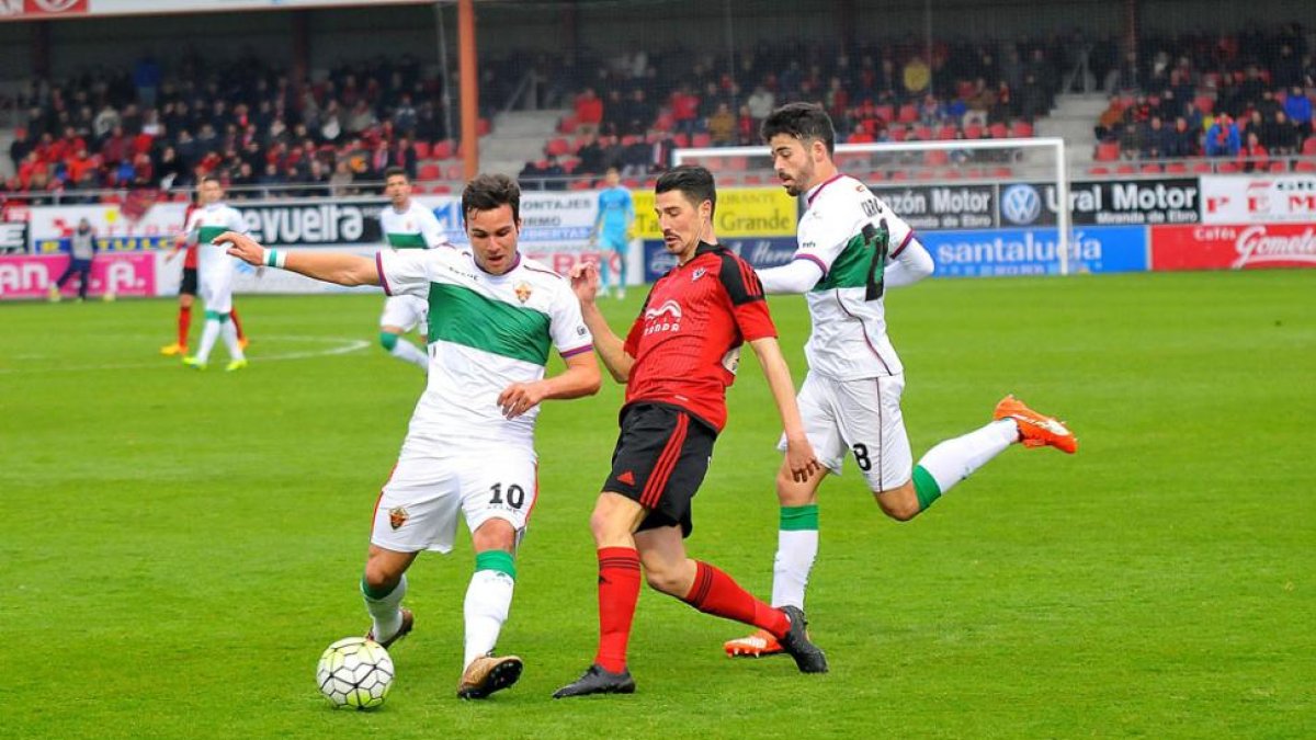 Álex García trata de arrebatar un balón a un jugador del Elche en el último choque en Anduva-Jose Esteban Egurrola