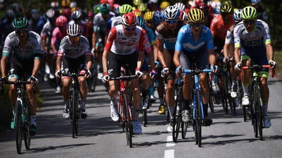 El pelotón del Tour, durante la antepenúltima etapa de la prueba.-MARCO BERTORELLO / AFP