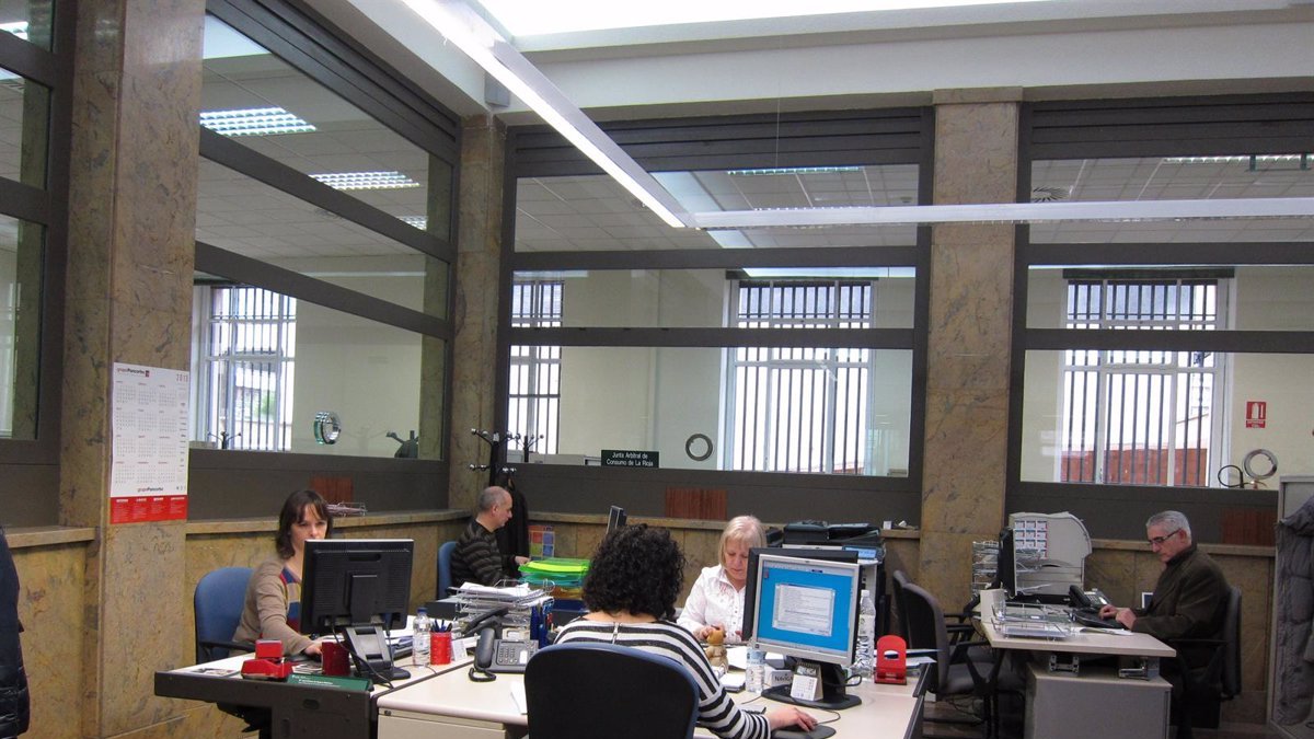 Funcionarios de la Administración en una imagen de archivo.- E. PRESS