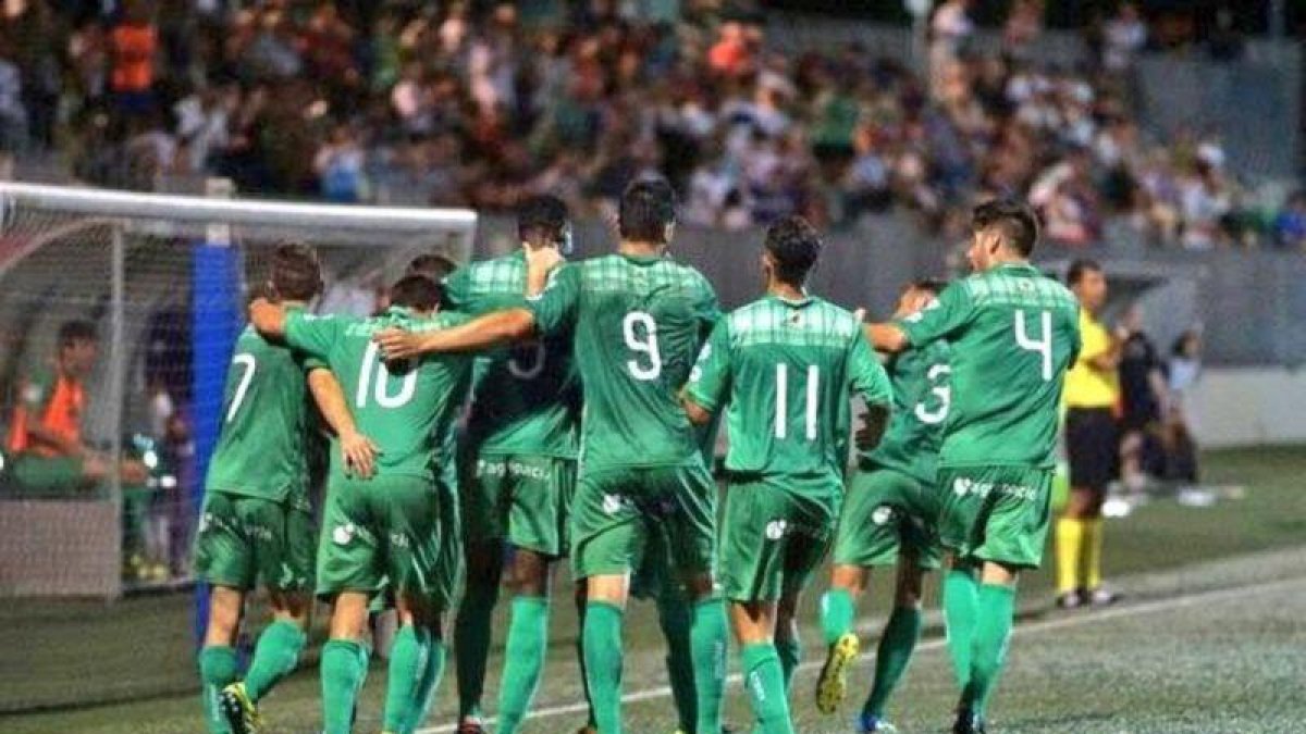 Los jugadores de la UE Cornellà celebran su pase a la tercera ronda de la Copa del Rey.-@ue_cornella