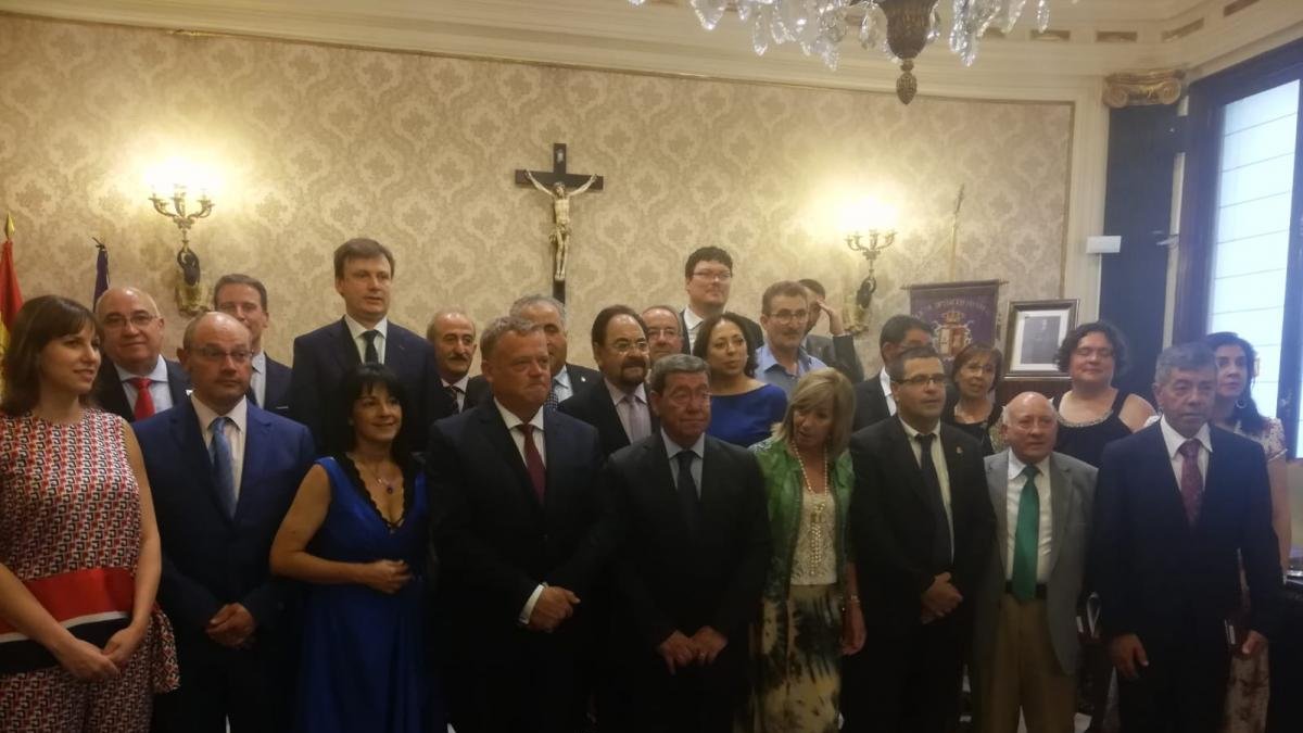 Foto de familia de la nueva corporación provincial.-D. S.