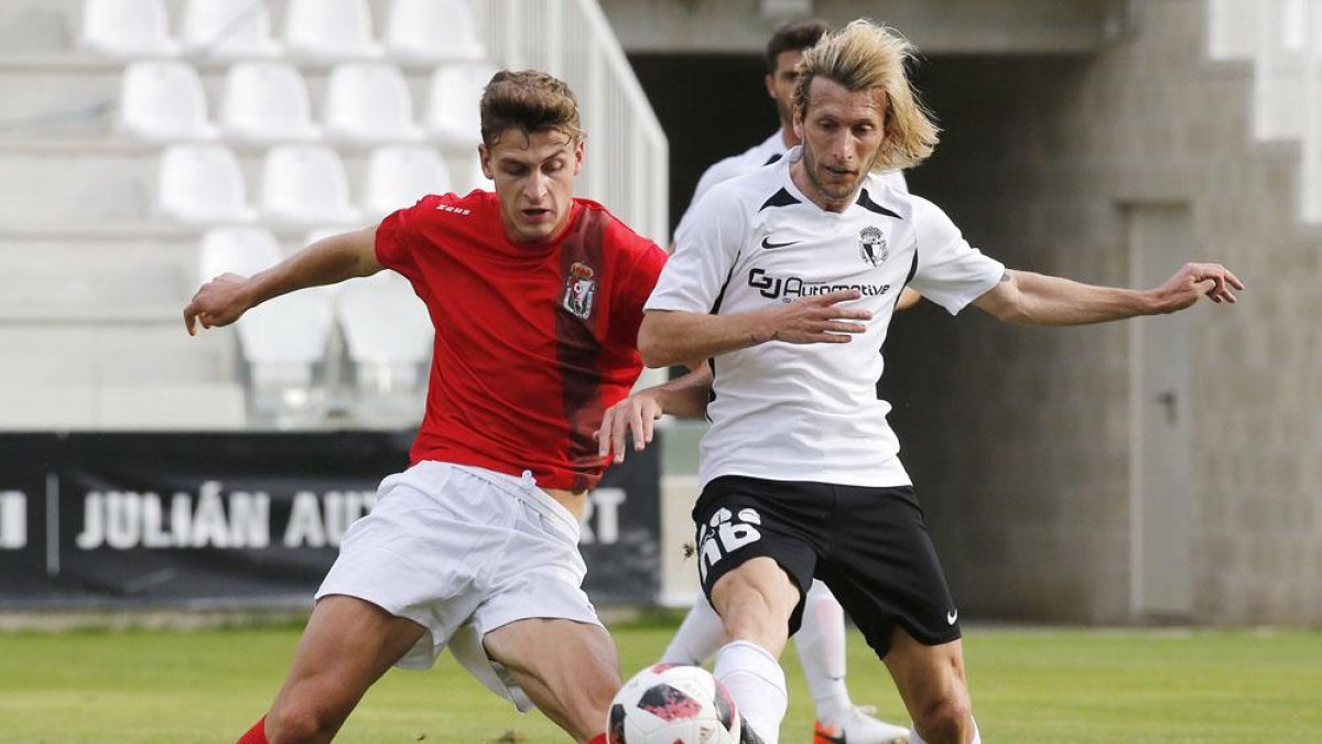 Machín pugna por un balón durante el amistoso contra el Real Burgos.-SANTI OTERO