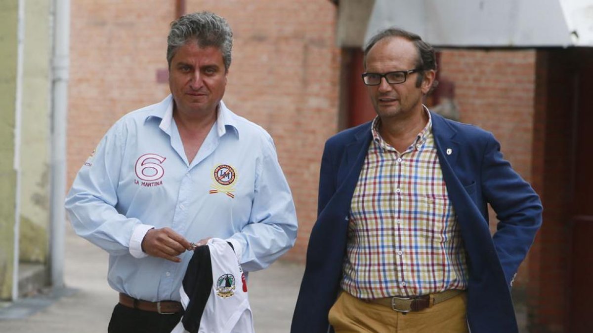 Raúl Coca y Juan Carlos Barriocanal antes de una rueda de prensa en los aledaños de El Plantío.-RAÚL G. OCHOA