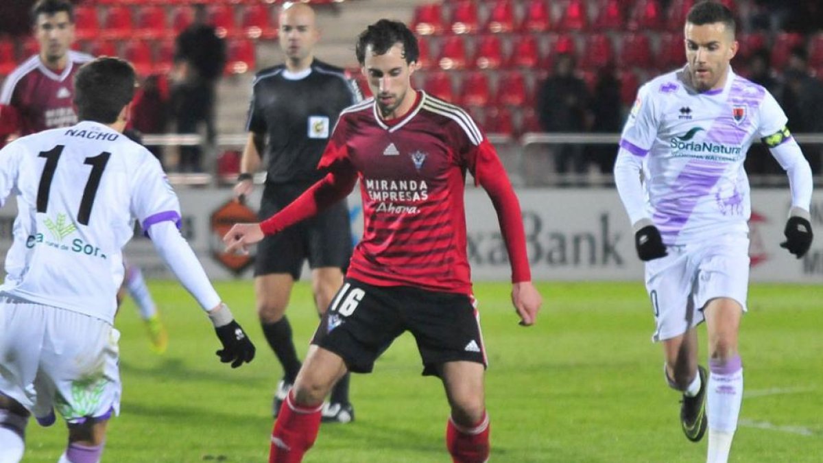 Eguaras controla el balón en el partido disputado ante el Numancia.-JOSÉ ESTEBAN EGURROLA