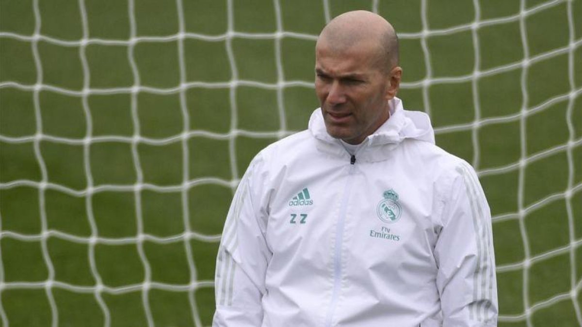 Zidane, en el entrenamiento de este martes en Valdebebas.-AFP / PIERRE-PHILIPPE MARCOU