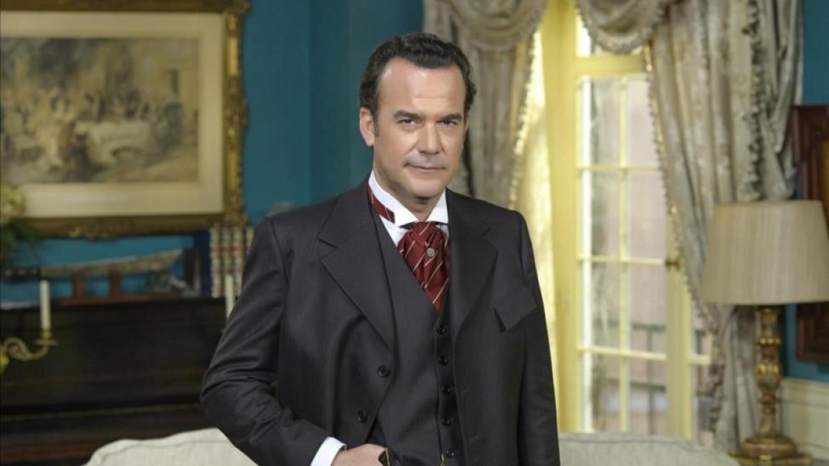 El actor gallego Manu Regueiro, que interpreta al militar Arturo Valverde en 'Acacias, 38'.-TVE