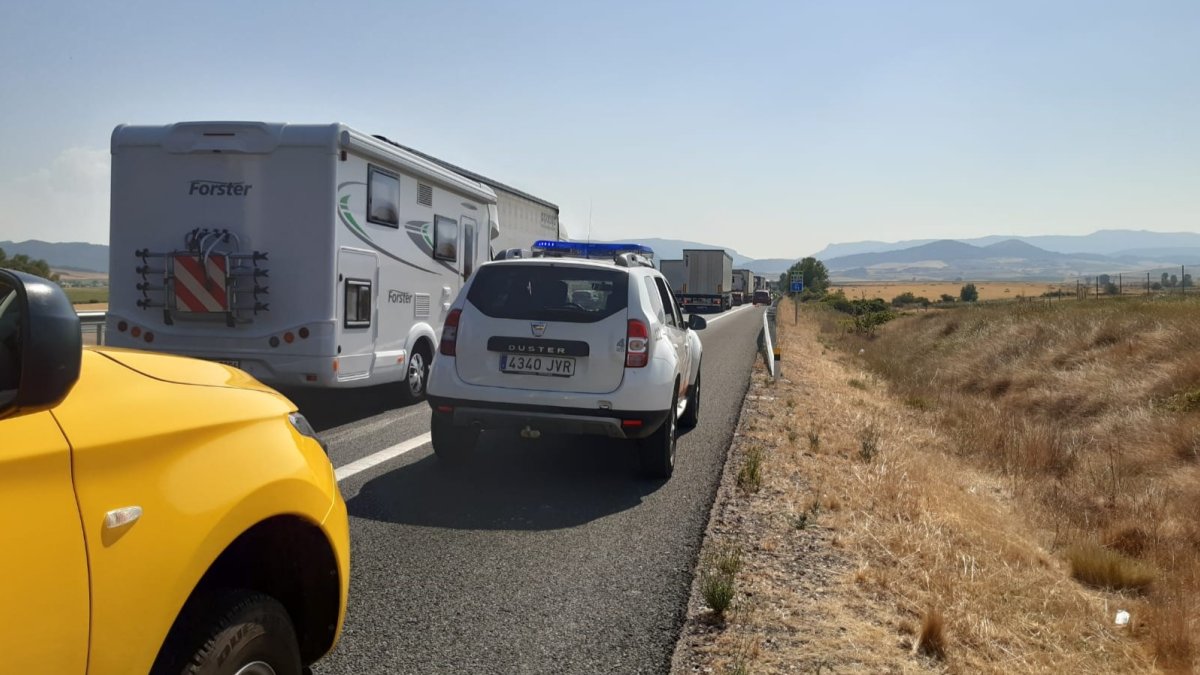 De nuevo, como el jueves en Pancorbo, un accidente de camiones cortó la AP-1 y causó retenciones. ECB