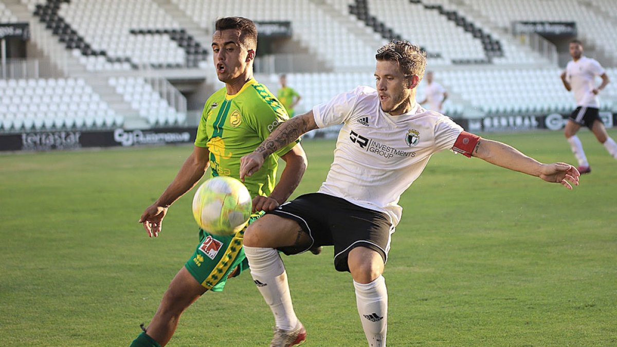 Juanma controla el balón en un lance del partido disputado ayer. ALBA DELGADO / BURGOS CF
