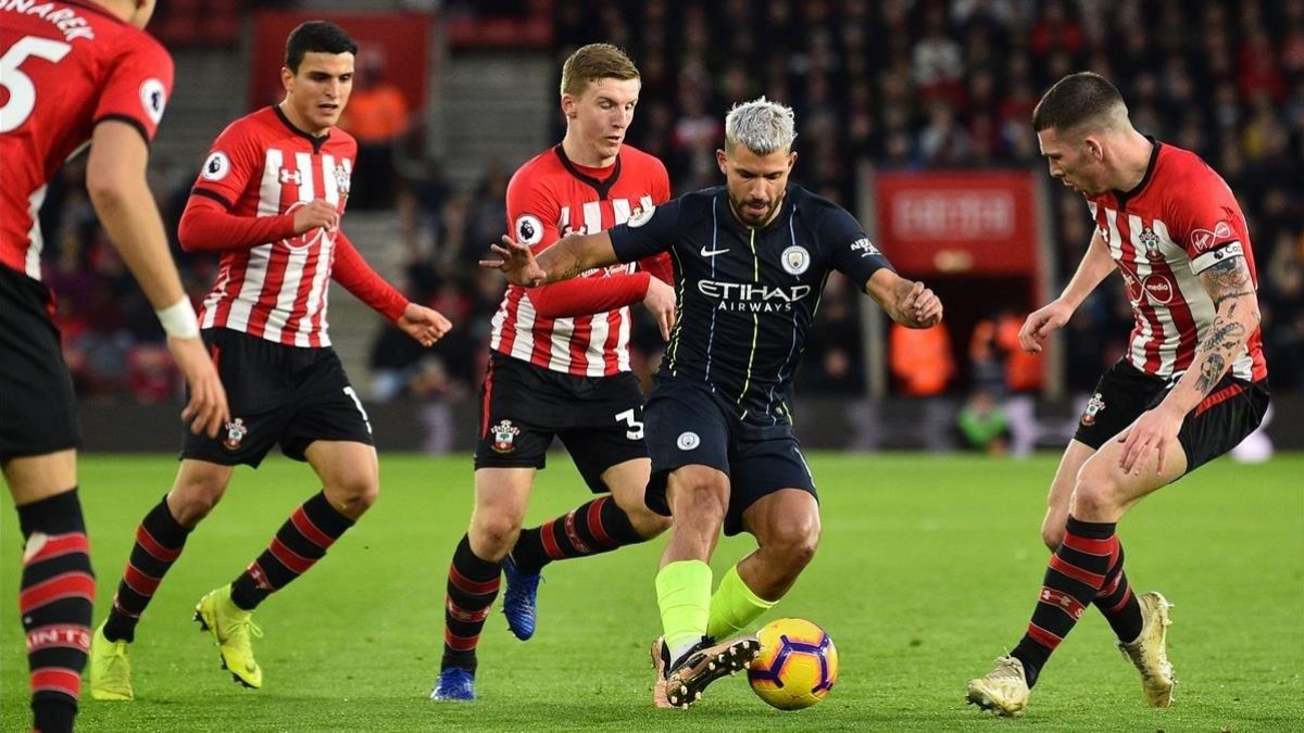 Agüero, perseguido por cuatro jugadores del Southampton-AFP / GLYN KIRK