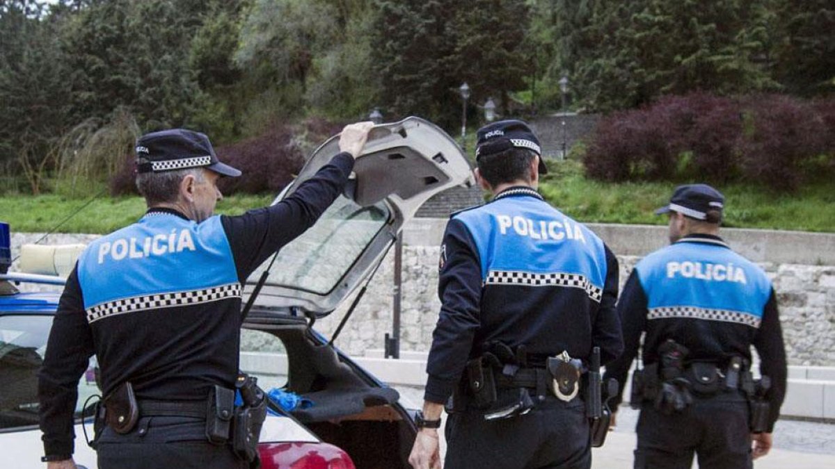Los agentes decomisan en las actuaciones las botellas que están sin abrir.-ISRAEL L. MURILLO