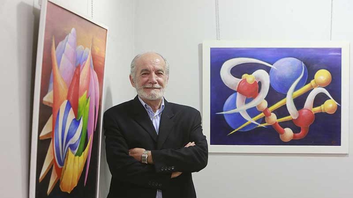 Guillermo García Nieto, junto a dos cuadros que componen la parte pictórica de la muestra.-Raúl Ochoa