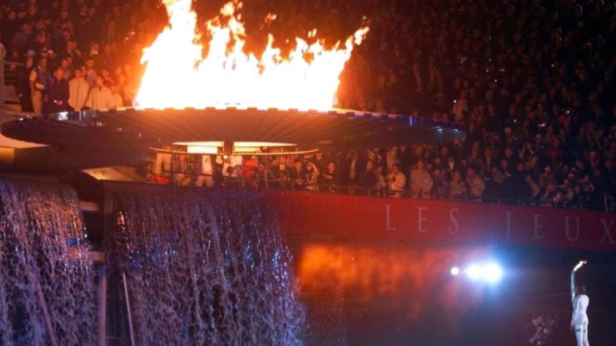 La atleta australiana Cathy Freeman observa el pebetero recién encendido, que se quedó anclado varios minutos durante la inauguración de los Juegos Olímpicos de Sídney del 2000.-AP / AMY SANCETTA