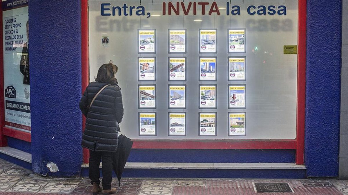 Imagen de un escaparate con anuncios de alquiler de vivienda.-ISRAEL L. MURILLO