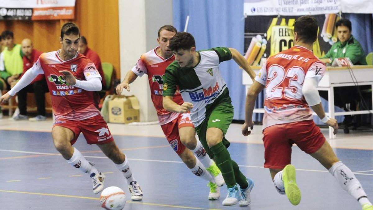 Oli, que marcó ayer por partida doble, conduce el balón rodeado de contrarios.-ISRAEL L. MURILLO