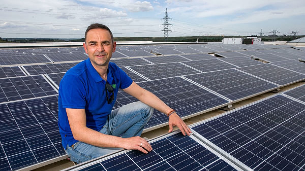 Martín Zaldo, director gerente de Norsol, junto a unos paneles solares instalados por la compañía en Ural Motor.  / TOMÁS ALONSO