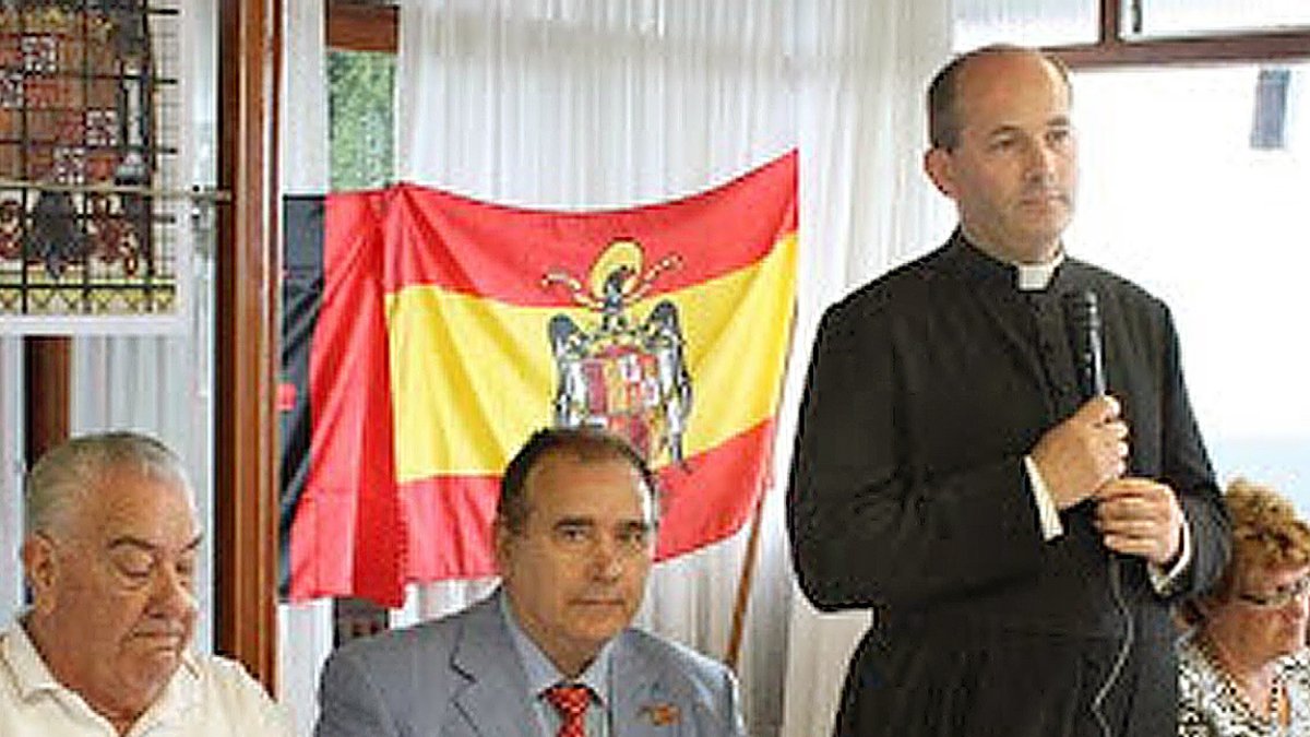 Angulo toma la palabra en un acto público. AJE