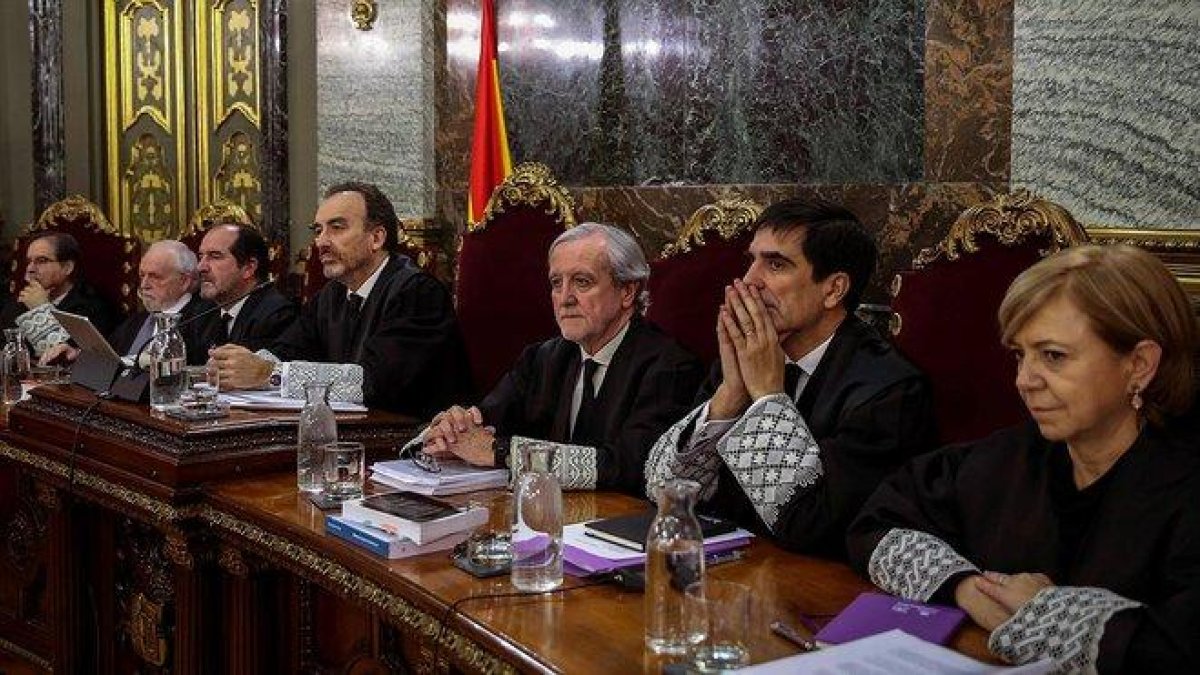 El tribunal del juicio del procés: de izquierda a derecha, Andrés Palomo, Luciano Varela, Andrés Martínez Arrieta, el presidente Manuel Marchena, Juan Ramón Berdugo, Antonio del Moral y Ana Ferrer.-EFE / EMILIO NARANJO
