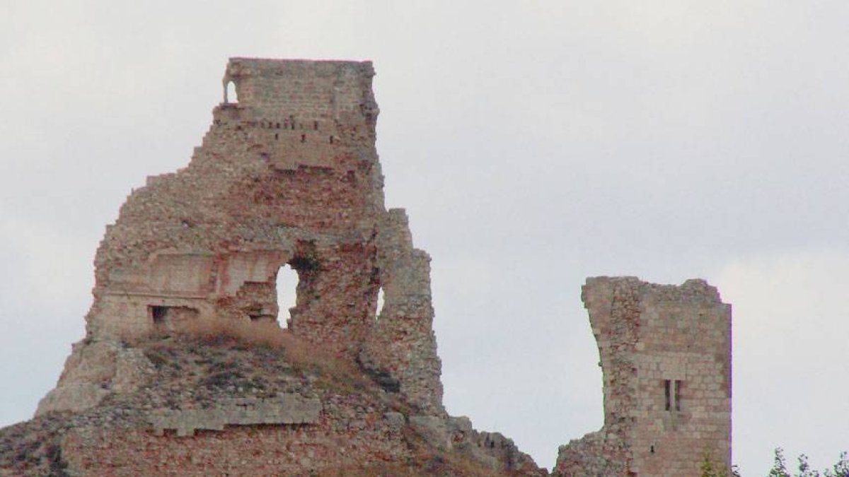 El castillo de Rojas apenas es una sombra de su pasado tras ser clave en la Reconquista y dinamitado a finales del XIX.-G. González