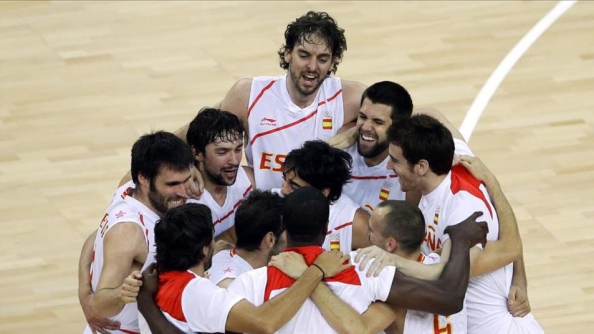 Los jugadores de la selección celebran su triunfo en la semifinal de los Juegos de Londres-VICTOR R CAIVANO / AP