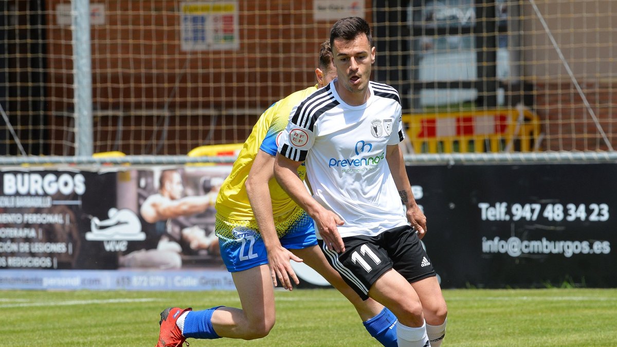 Nacho Heras controla el balón. TOMÁS ALONSO