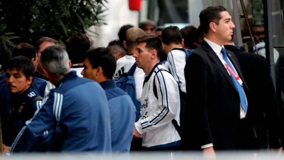 Leo Messi, a su llegada al hotel de concentración de Argentina, el pasado miércoles, en Santiago (Chile) donde disputará contra Chile la final de la Copa América.-Foto: EFE / JUAN CARLOS CÁRDENAS