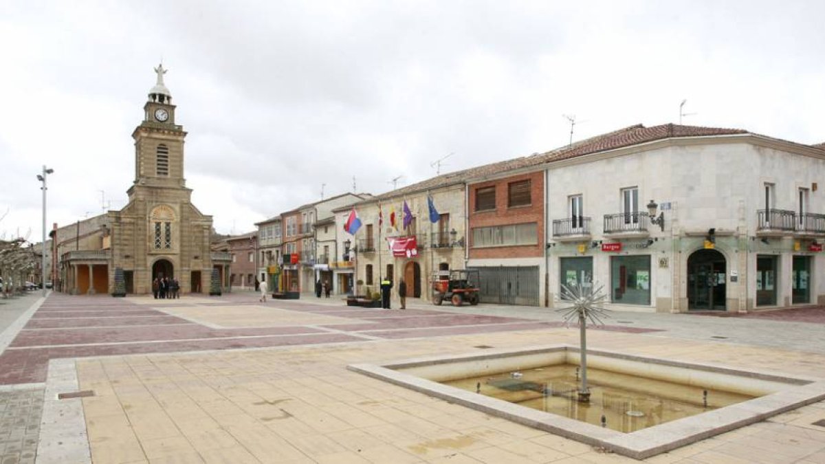 La Iglesia de la Asunción está situada en el casco urbano de la localidad.-
