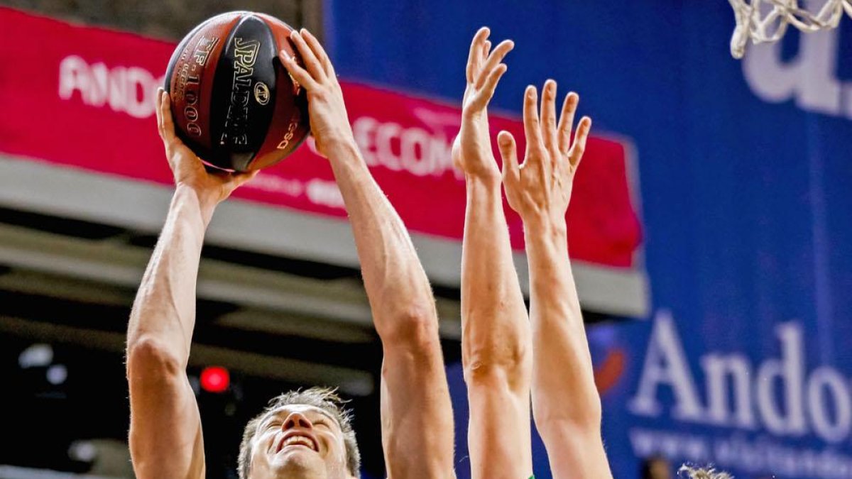 Stevic gana la partida a Carlos Suárez en un partido con el Andorra.-ACB PHOTO / ALBERT MARTÍN