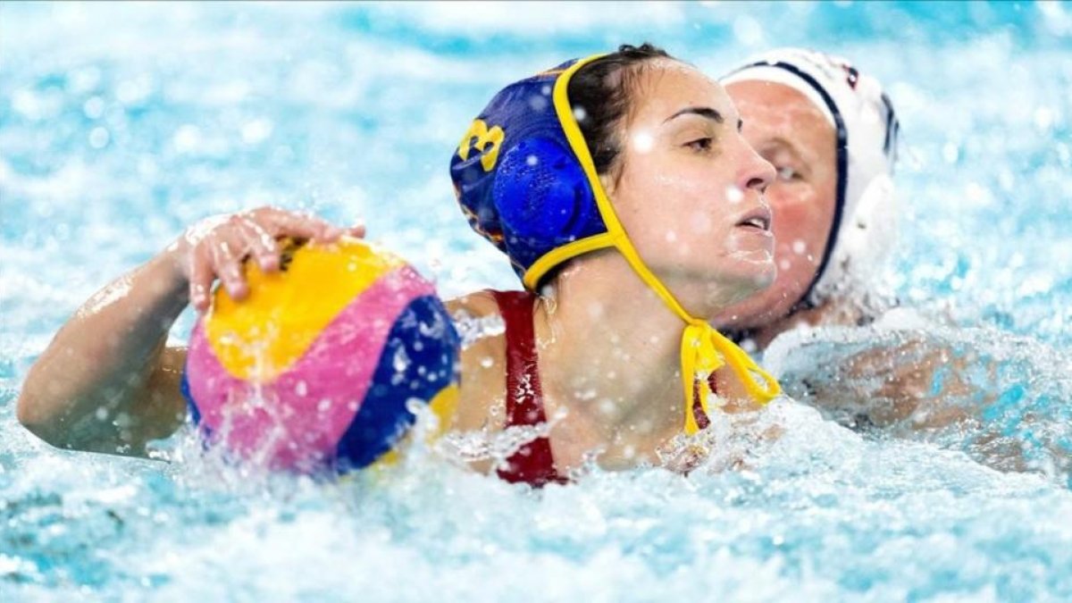 Anna Espar, defendida por la estadounidense Asleigh Johnson.-KOEN VAN WEEL