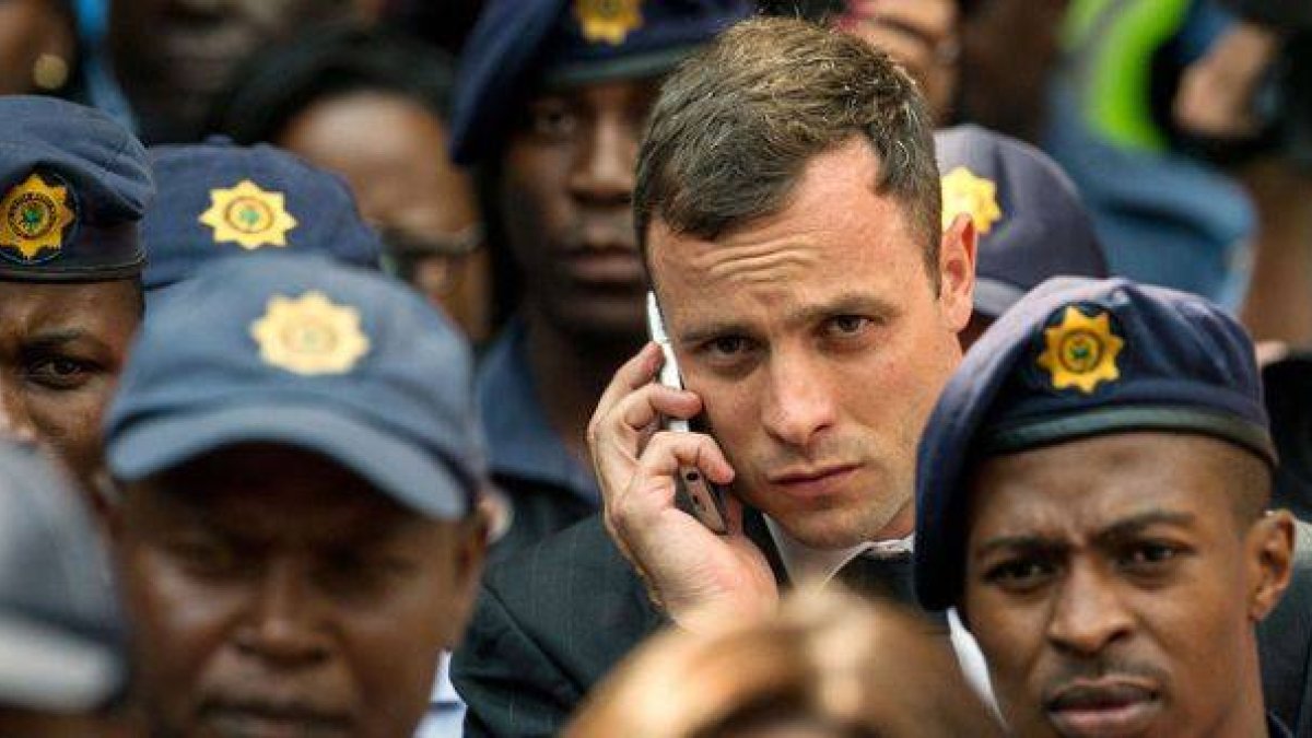 Oscar Pistorius, a su salida del Tribunal Superior de Pretoria, tras la primera jornada de la vista para determinar la pena que debe cumplir.-Foto: AFP / MUJAHID SAFODIEN