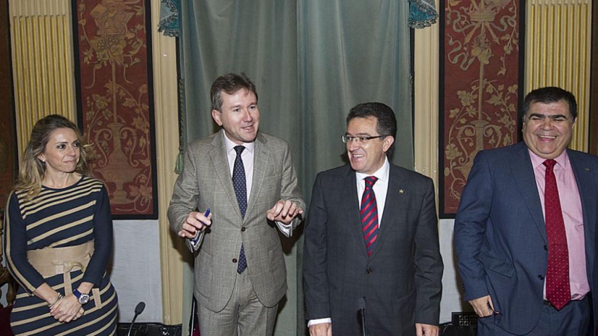 El alcalde y el rector, en el centro.-ISRAEL L. MURILLO