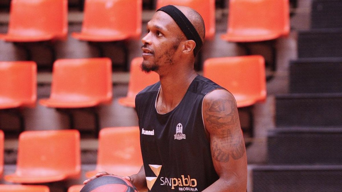 McFadden, durante el entrenamiento de ayer en El Plantío.-MARÍA GONZÁLEZ / SPB