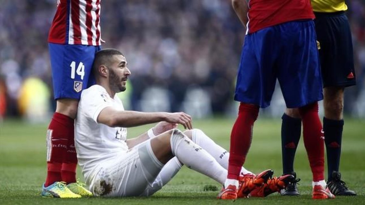 Benzema, durante el derbi del sábado ante el Atlético.-AP / ÓSCAR DEL POZO