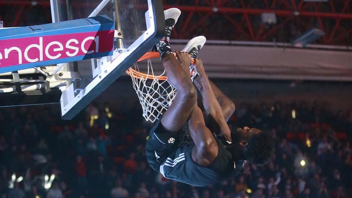 Marquie Smith realiza uno de sus espectaculares mates.-RAÚL G. OCHOA