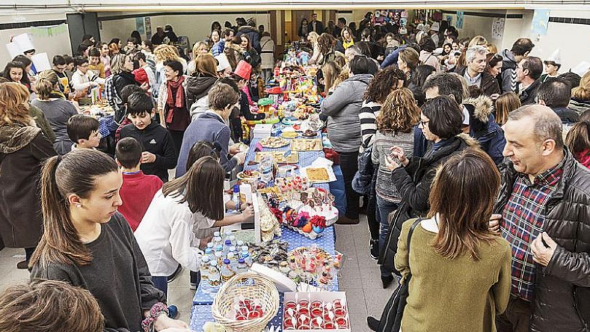 Escolares, padres y profesores apoyaron con su presencia el mercadillo solidario que cumplía su edición número XII.-SANTI OTERO