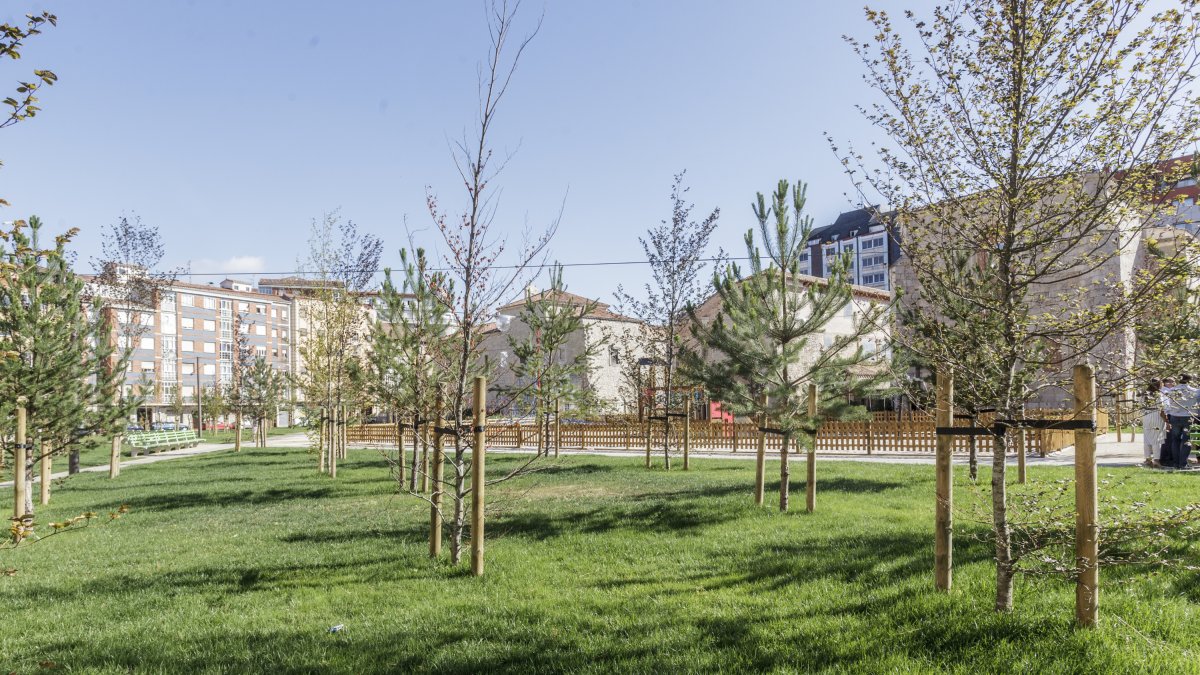 El parque de las huertas de la Concepción tiene una zonas verdes y un área infantil. SANTI OTERO