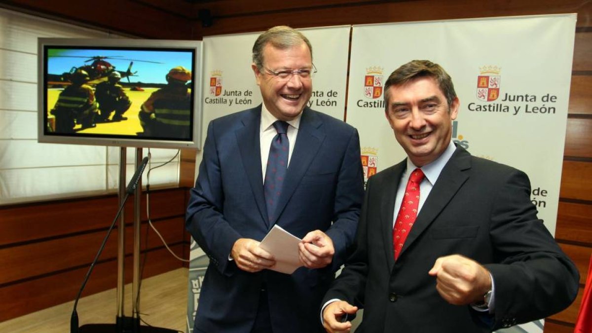 El consejero de Fomento y Medio Ambiente, Antonio Silván, y el director general de Medio Natural, José Ángel Arránz (D), presentan el balance de la campaña de incendios forestales de Castilla y León-Ical