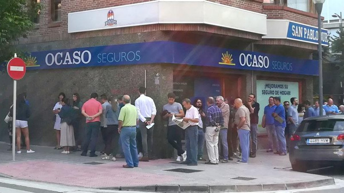Las oficinas del club registraron ayer sus ya habituales colas de las campañas de captación.-ECB