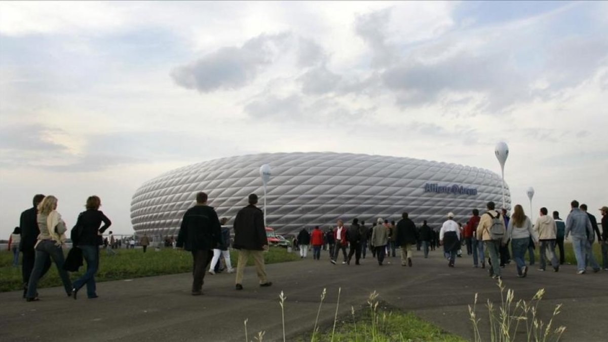 Seguidores del Bayern llegando al Allianz Arena.-MICHAELA REHLE