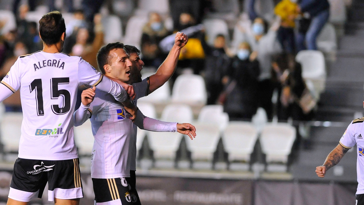 Valcarce celebra el gol del triunfo junto a Alegría y Fran García. TOMÁS ALONSO