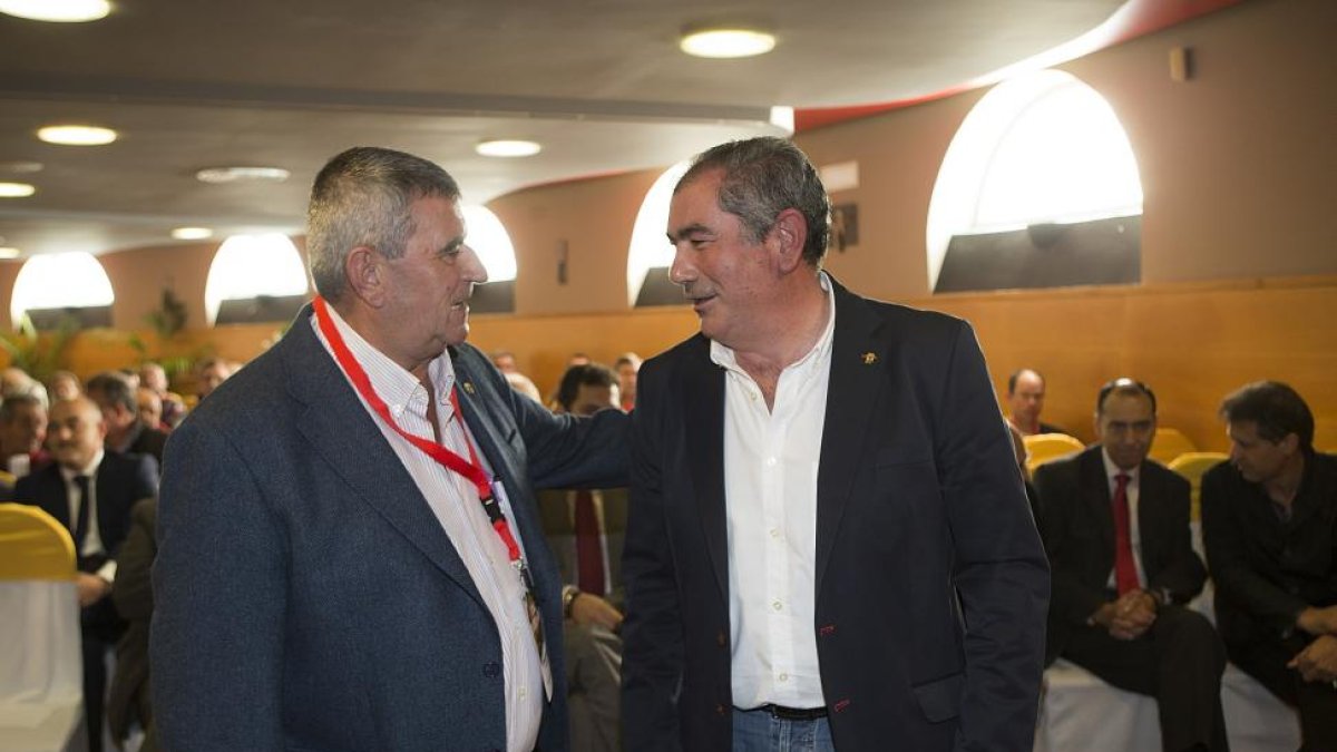 El secretario general de la Unión de Pequeños Agricultores, Lorenzo Ramos, y el secretario general de UPA Zamora, Aurelio González, inauguran en Zamora el sexto congreso del sindicato agrario-Ical