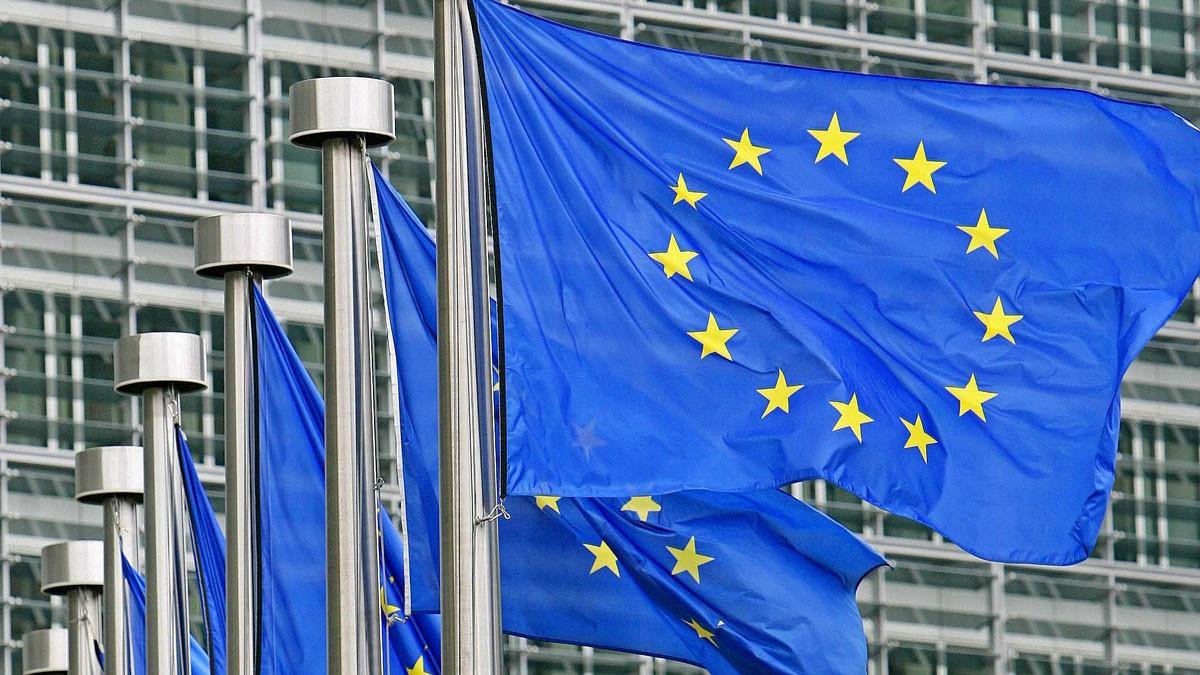 Banderas de la Unión Europea-REUTERS / YVES HERMAN