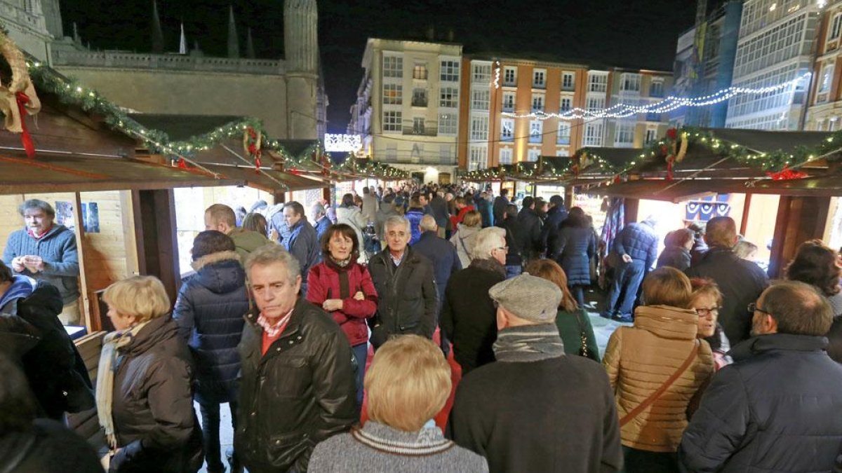 El Mercado Navideño pone el foco en la artesanía de oficio.-RAÚL G. OCHOA