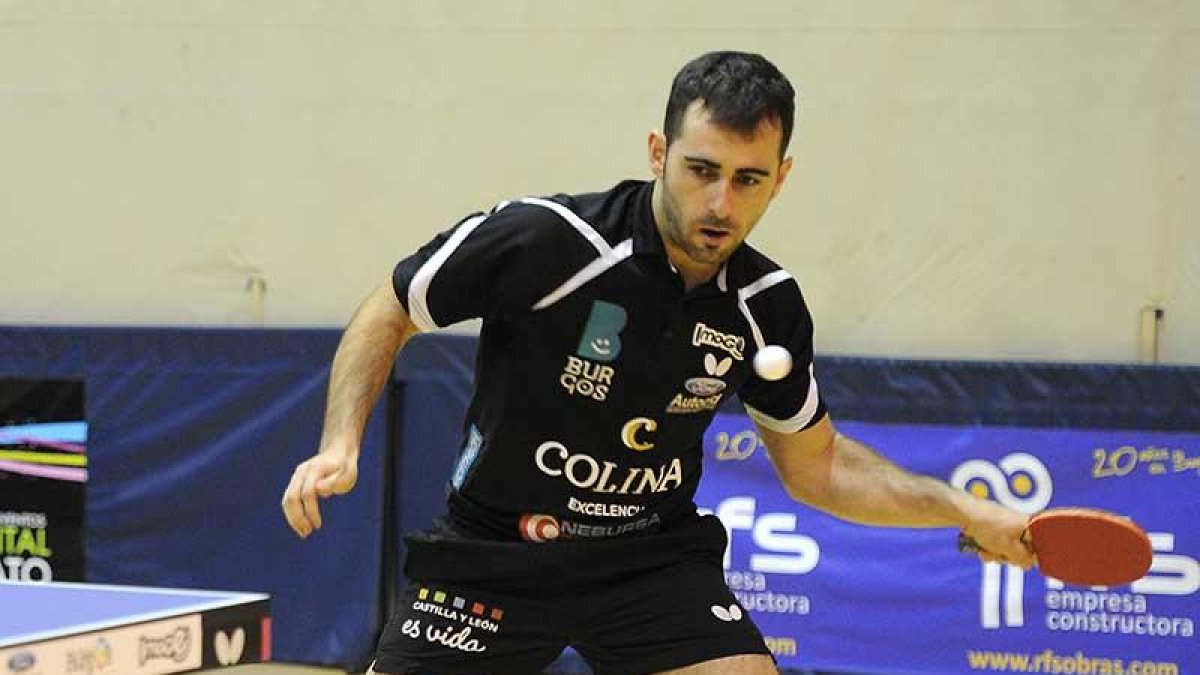 Jorge Ausín se prepara para devolver la pelota.-ISRAEL L. MURILLO