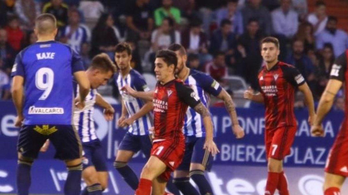 Álvaro Peña conduce el balón rodeado de contrarios.-LALIGA