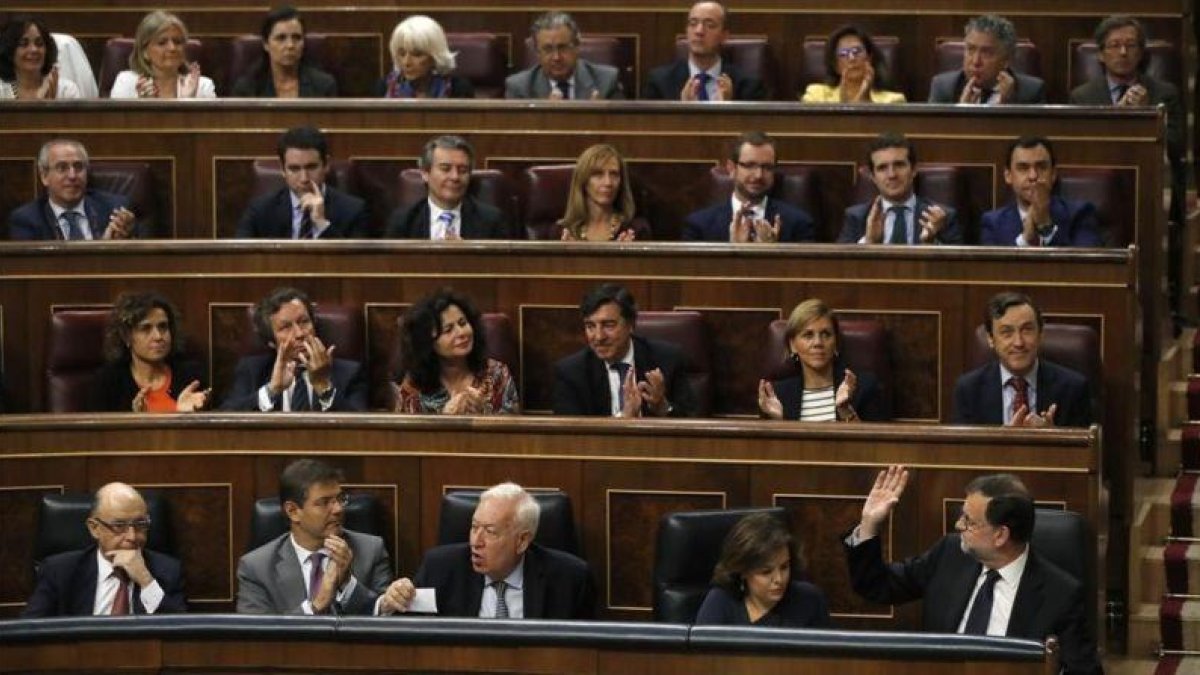 La bancada del PP aplaude a Mariano Rajoy tras su réplica al portavoz del PSOE, Antonio Hernando.-EFE / JUAN CARLOS HIDALGO