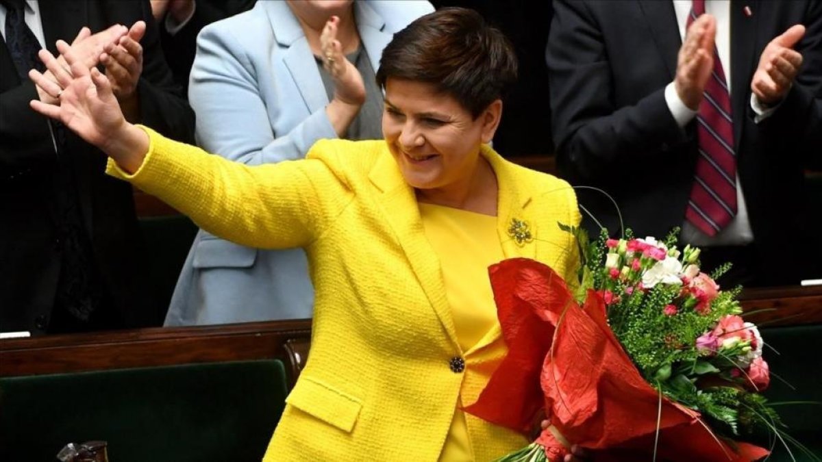 Beata Szydlo este jueves en el Parlamento polaco.-/ EFE / BARTLOMIEJ ZBOROWSKI