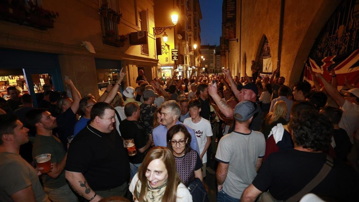 Aficionados ingleses anoche en la calle de la Paloma, junto a la Catedral.-RAÚL OCHOA