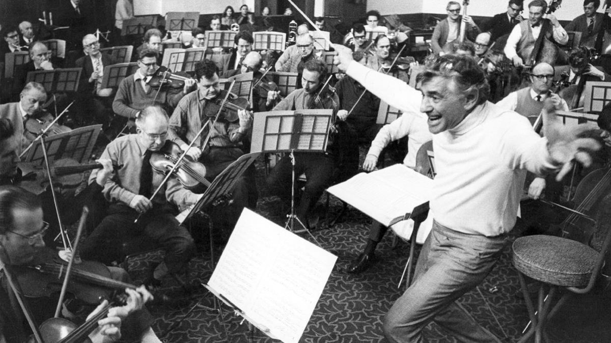 Leonard Bernstein dirige a la London Symphony Orchestra en la capital británica.-IAN SHOWELL