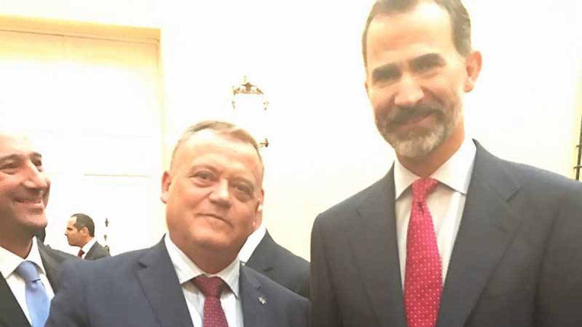 El alcalde de la localidad, Lorenzo Rodríguez, con el Rey tras la entrega.-ECB